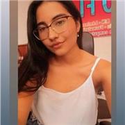 La profesora imparte sus conocimientos ayudando al niño en sus habilidades y desarrollo